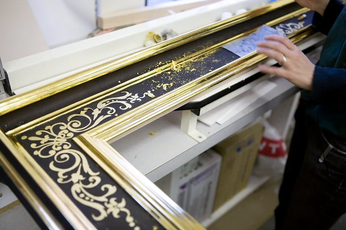 Lowy Artisan Adding Sgraffito Corner Decoration